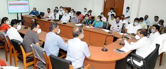 கிருஷ்ணகிரி மாவட்டத்தில் 12,172 முன்களப் பணியாளா்களுக்கு கரோனா தடுப்பூசி: ஆட்சியா் தகவல்