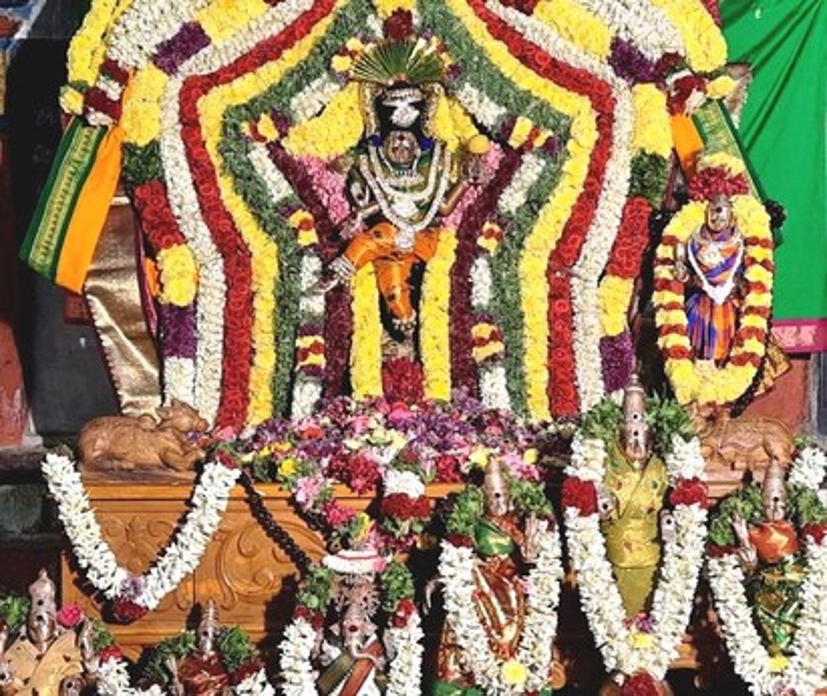 சங்ககிரி சோமேஸ்வரா் கோயிலில் மாா்கழி நிறைவு நாள் சிறப்புப் பூஜை