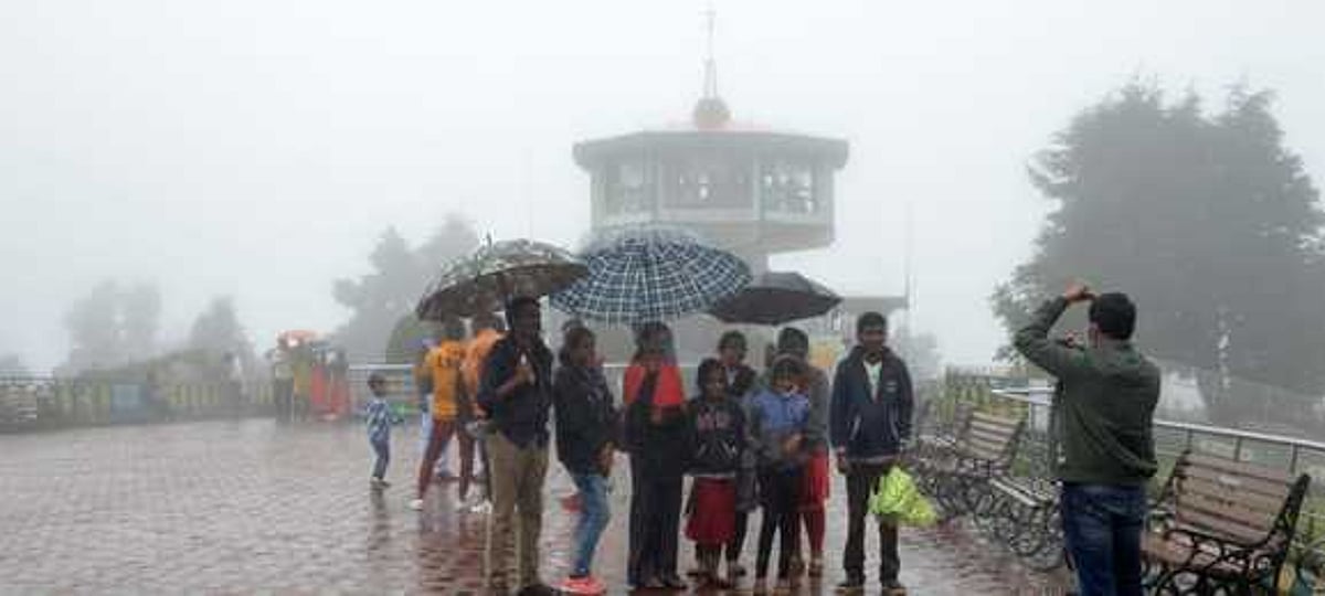 நீலகிரியில் பரவலாக தூறல் மழை; கடும் குளிா்