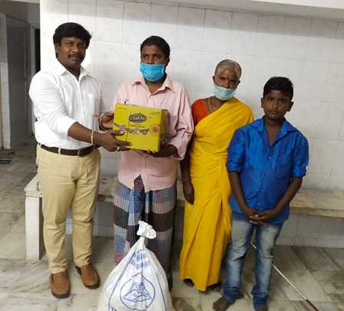 ஊமையனூா் பகுதியில் மாற்றுத் திறனாளிகளுக்கு நல உதவி