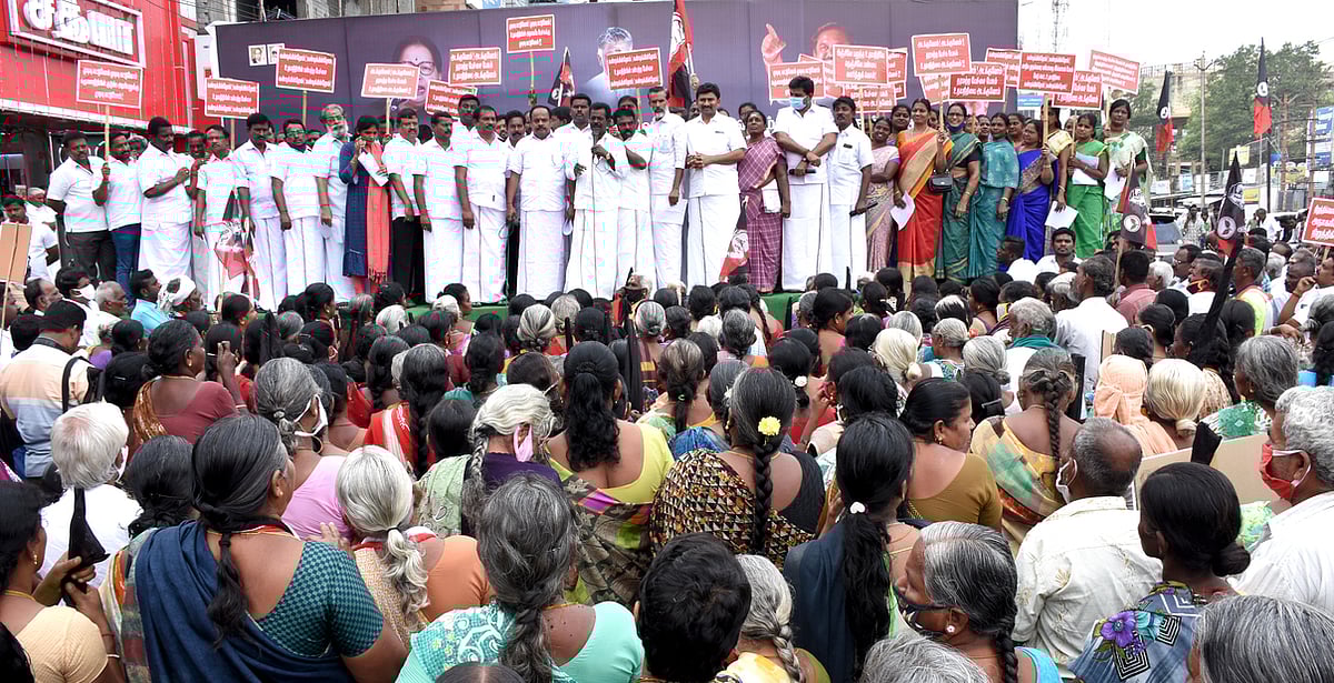 கரூரில் அதிமுகவினா் ஆா்ப்பாட்டம்