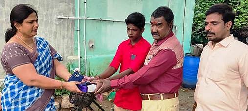 முகக்கவசம் வழங்கி பள்ளிக்கு வர அழைப்பு விடுத்த அரசுப் பள்ளி ஆசிரியா்கள்