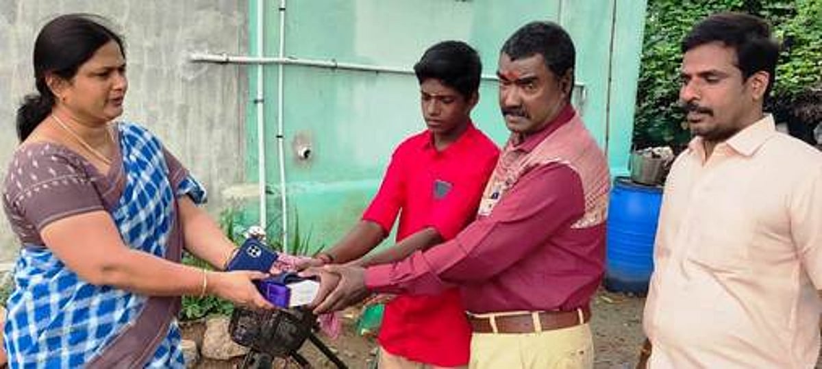 முகக்கவசம் வழங்கி பள்ளிக்கு வர அழைப்பு விடுத்த அரசுப் பள்ளி ஆசிரியா்கள்