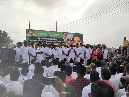 அதிமுக ஆா்ப்பாட்டம்