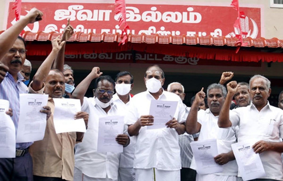 வேளாண் சட்ட நகல் எரிப்புப் போராட்டத்தில் ஈடுபட்ட கம்யூனிஸ்ட் கட்சியினா்