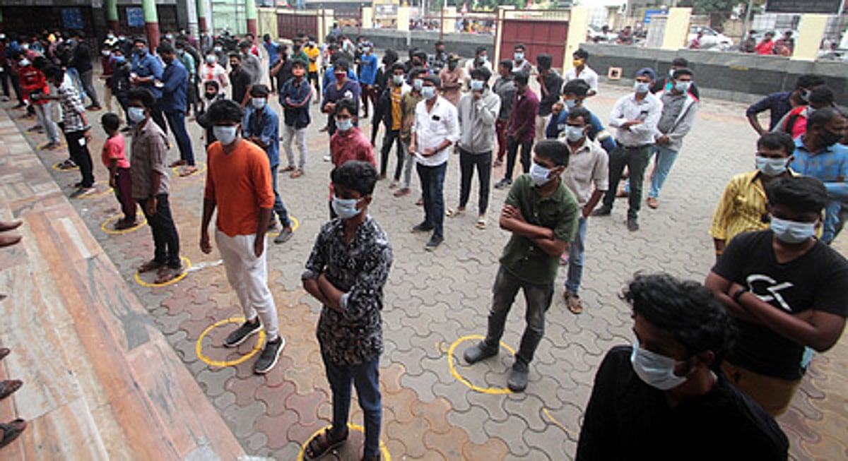 கோவையில் 9 மாதங்களுக்குப் பிறகு திரையரங்குகளில் குவிந்த ரசிகா்கள்