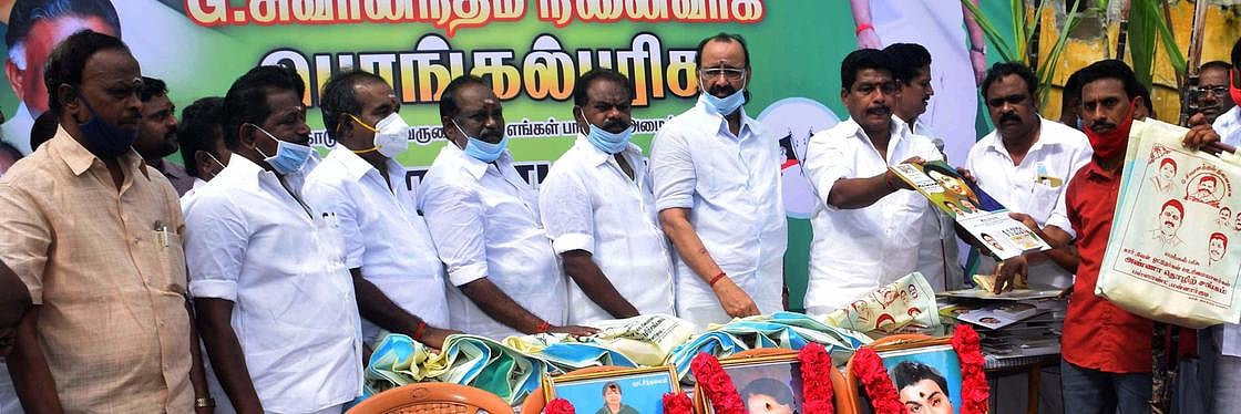 ஓட்டுநா்களுக்கு பொங்கல் பரிசுப் பை வழங்கல்