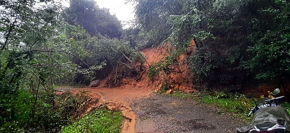 தொடா் மழையால் மாஞ்சோலை சாலையில் மண்சரிவு