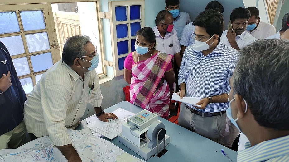 சேரன்மகாதேவி, மணிமுத்தாறு பகுதிகளில் அமைச்சா், ஆட்சியா் ஆய்வு