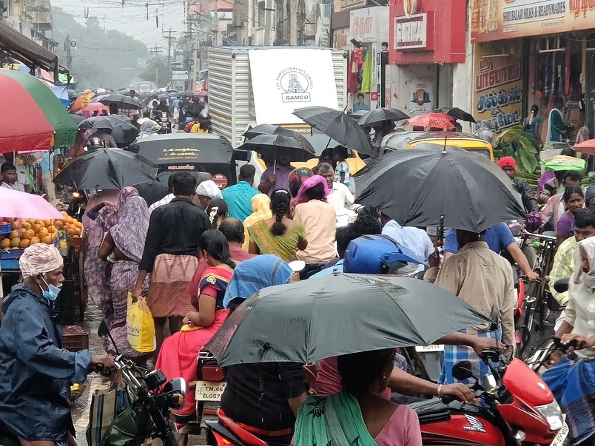 அரியலூரில் கடைவீதிகளில் மக்கள் கூட்டம்