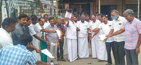 அவிநாசியில் வேளாண் சட்ட நகலை எரித்து போராட்டம்