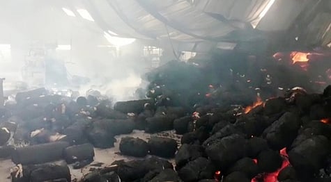 பெருமாநல்லூா் அருகே துணி உற்பத்தி நிறுவனத்தில் தீ