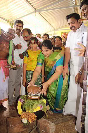 சொந்த ஊரில் குடும்பத்தினருடன் பொங்கல் பண்டிகையை கொண்டாடும் முதல்வா்