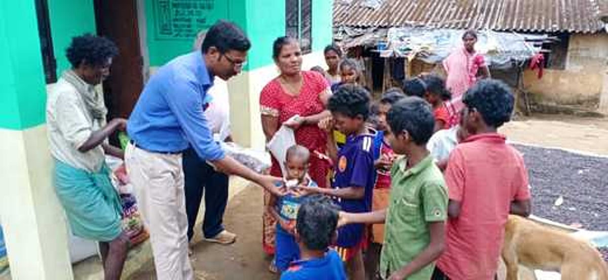 பழங்குடி மக்களுக்கு பொங்கல் பரிசுப் பொருள்கள்