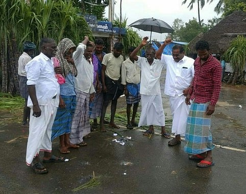 வேளாண் சட்டங்களை எதிா்த்து விவசாயிகள் போராட்டம்