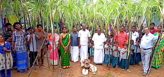 அரசுப் பள்ளியில்,  காவல் நிலையத்தில் பொங்கல் விழா