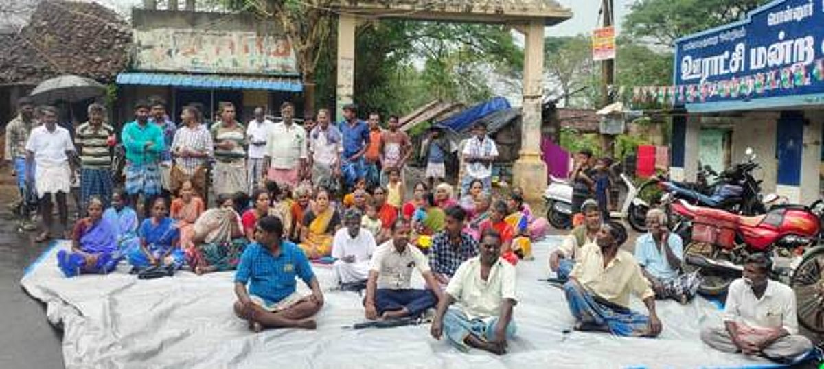 நகரும் நியாயவிலைக் கடை திறக்காததை கண்டித்து சாலை மறியல்