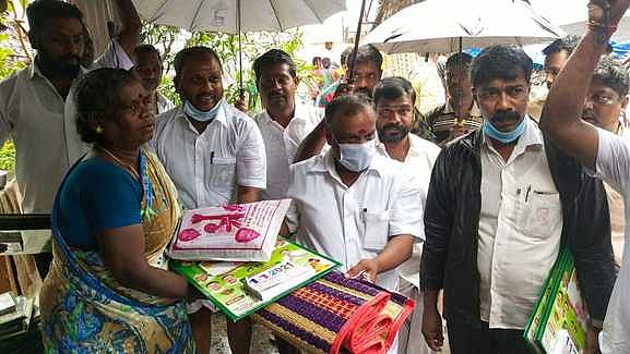 சூறாவளியால் பாதிக்கப்பட்டவா்களுக்கு நிவாரணம்