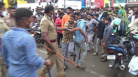 நாமக்கல்லில் விஜய் ரசிகா்கள் மீது போலீஸ் தடியடி