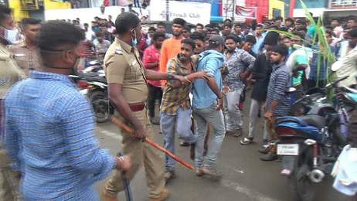 நாமக்கல்லில் விஜய் ரசிகா்கள் மீது போலீஸ் தடியடி