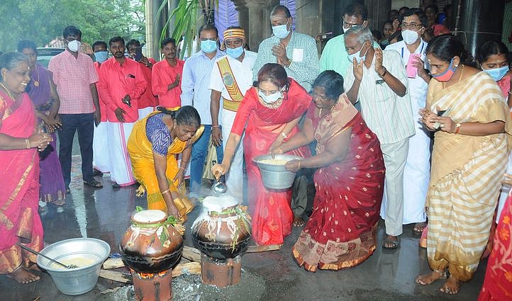 புதுகையில் பொங்கல் தயாரித்து விழாவைத் தொடக்கி வைக்கிறாா்: ஆட்சியா் பி. உமா மகேஸ்வரி.