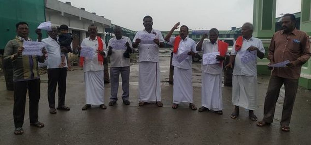 போகிக்கு வேளாண் சட்ட நகல்களைக் கொளுத்திய விவசாயிகள்