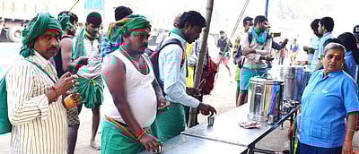 சங்ககிரி லாரி உரிமையாளர்கள் சங்கம் சார்பில் பாதயாத்திரை பக்தர்களுக்கு தேநீர்