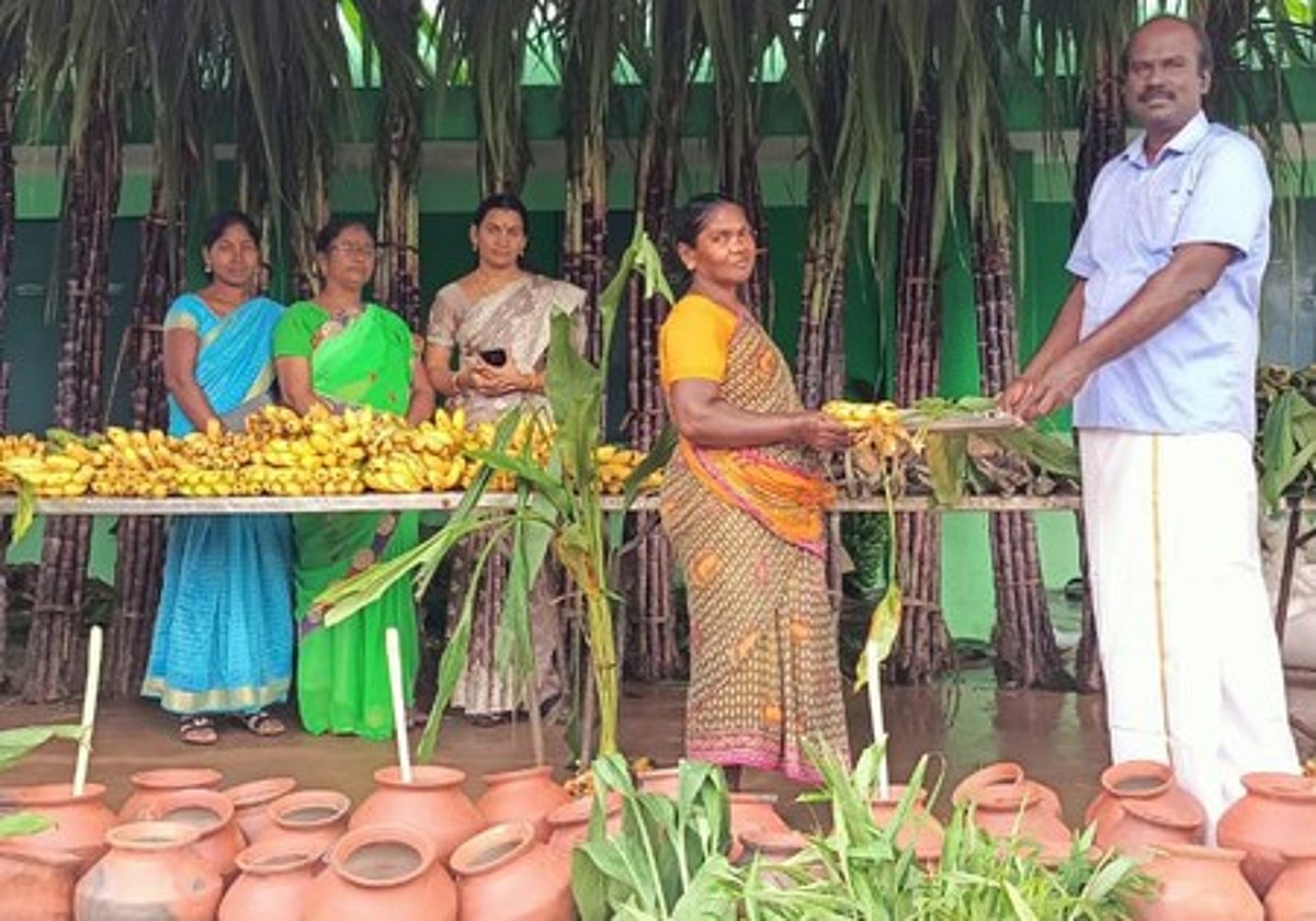 ’வளம் மீட்பு பூங்கா‘ வருவாயில் தூய்மைப் பணியாளா்களுக்கு பொங்கல் பரிசு