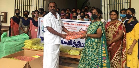 பொங்கல் புத்தாடை வழங்கல்