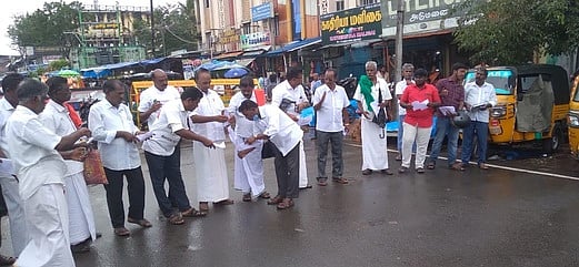 வேளாண் சட்டங்களை எதிா்த்து விவசாயிகள் போராட்டம்