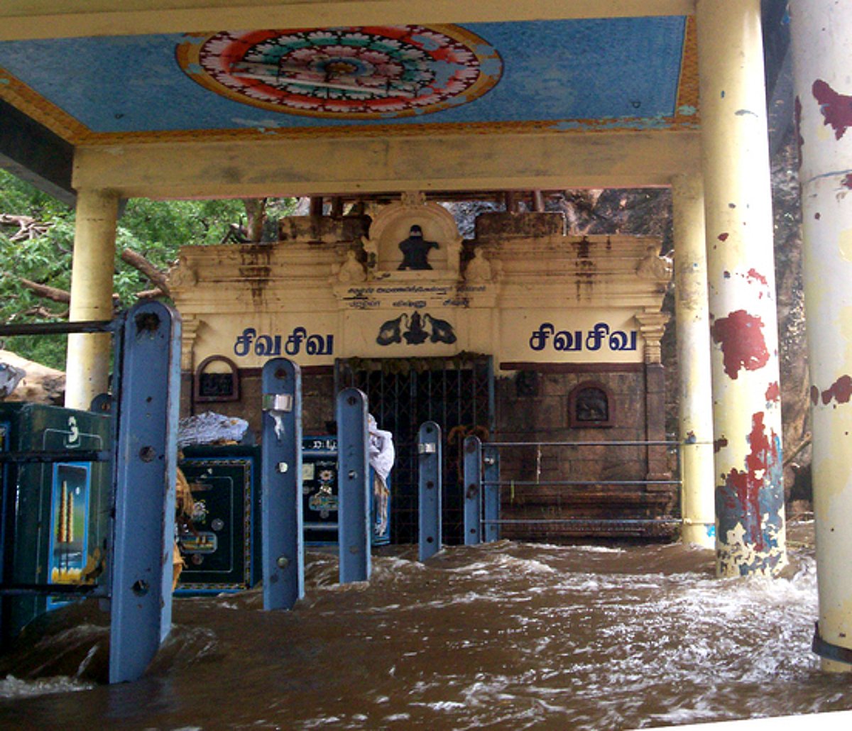 திருமூா்த்திமலை அமணலிங்கேஸ்வரா் கோயிலை சூழ்ந்த காட்டாற்று வெள்ளம்