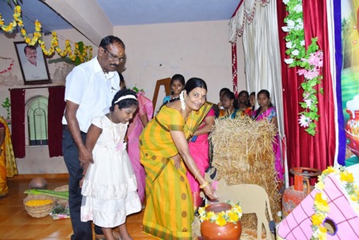 வள்ளியூா் நேரு நா்ஸிங் கல்லூரியில் பொங்கல் விழா