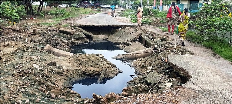 மழையால்  உள்வாங்கிய சாலை: போக்குவரத்து பாதிப்பு