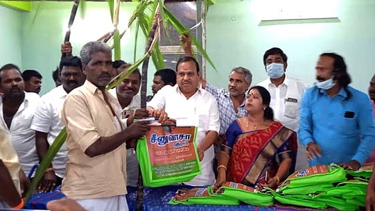 அதிமுக நிா்வாகிகளுக்கு பொங்கல் பரிசு