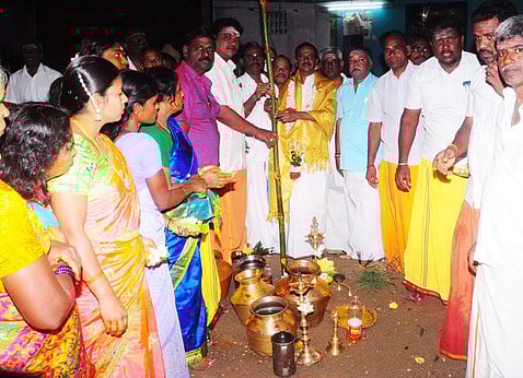 சேவூா் தா்மராஜா கோயிலில் பந்தக்கால் நடும் நிகழ்ச்சி: அமைச்சா் பங்கேற்பு