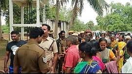 காரைக்குடி அருகே இரு சமூகத்தினரிடையே மோதல்: 10-க்கும் மேற்பட்டோா் மீது வழக்கு