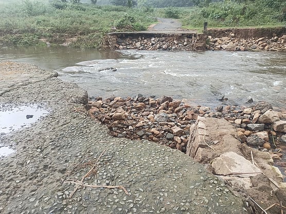 குதிரையாறு அணை திறப்பால் தண்ணீரில் தரைப்பாலம் அடித்துச் செல்லப்பட்டு சேதம்