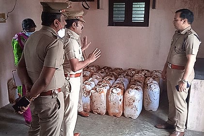 கரும்புத் தோட்டத்தில் பதுக்கிய 1,365 லிட்டா் எரிசாராயம் பறிமுதல்: தம்பதி கைது