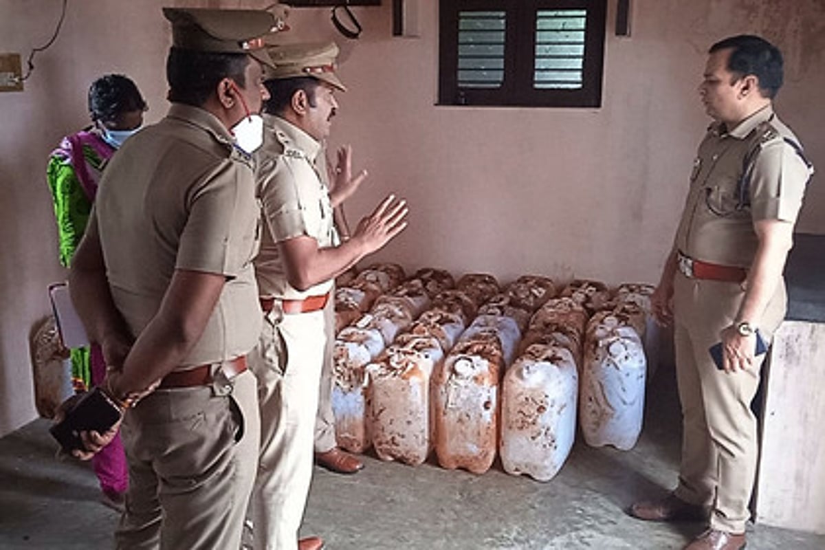 கரும்புத் தோட்டத்தில் பதுக்கிய 1,365 லிட்டா் எரிசாராயம் பறிமுதல்: தம்பதி கைது