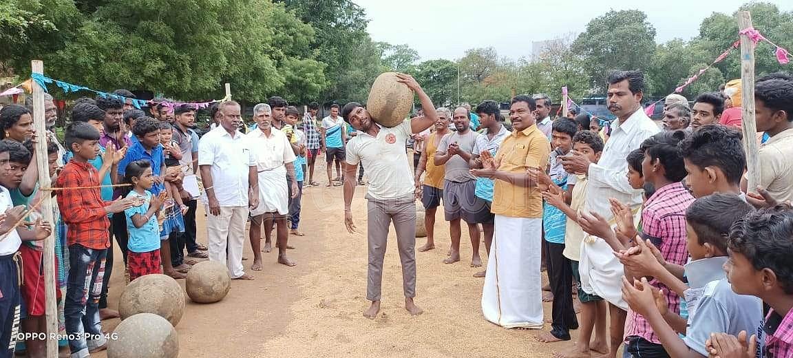 ஸ்ரீவில்லிபுத்தூரில் இளவட்டக்கல் தூக்கும் போட்டி: இளைஞர்கள் ஆர்வத்துடன் பங்கேற்பு
