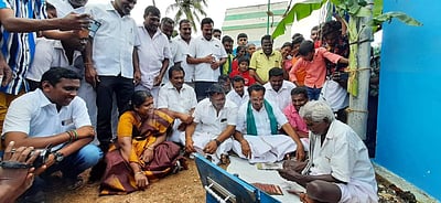 முதல்வருக்காக கிளி ஜோதிடம் பார்த்த போக்குவரத்து துறை அமைச்சர் எம்.ஆர். விஜயபாஸ்கர்