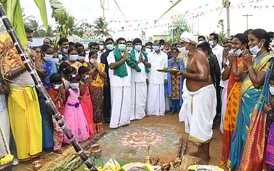 சொந்த ஊரில் பொங்கல் கொண்டாடிய முதல்வர் - புகைப்படங்கள்