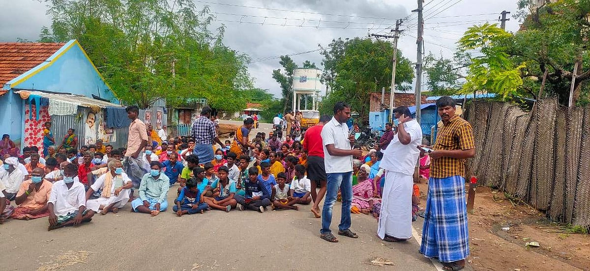 பொய் வழக்கை திரும்பப் பெறக் கோரி கமுதி அருகே சாலை மறியல்