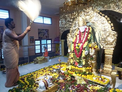 பந்தல்குடி சீரடி சாய்பாபா கோவிலில் உலக நன்மை வேண்டி சிறப்பு வழிபாடு