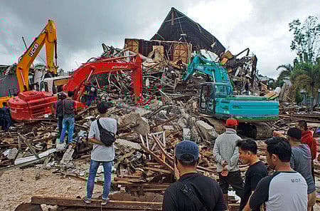 இந்தோனேசியாவில் சக்தி வாய்ந்த நிலநடுக்கம்: 42 போ் பலி