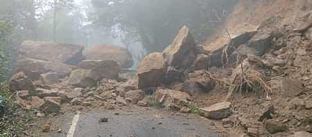 கிண்ணக்கொரை சாலையில் விழுந்த பாறைகள் அகற்றம்