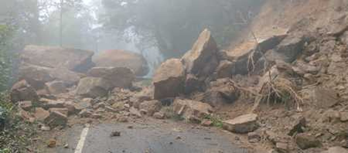 கிண்ணக்கொரை சாலையில் விழுந்த பாறைகள் அகற்றம்