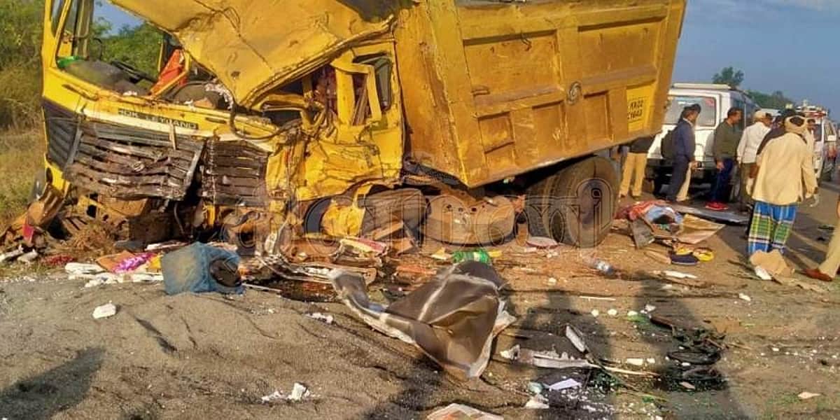கர்நாடகத்தில் டிரக்-டெம்போ மோதி கோர விபத்து: 11 பேர் பலி
