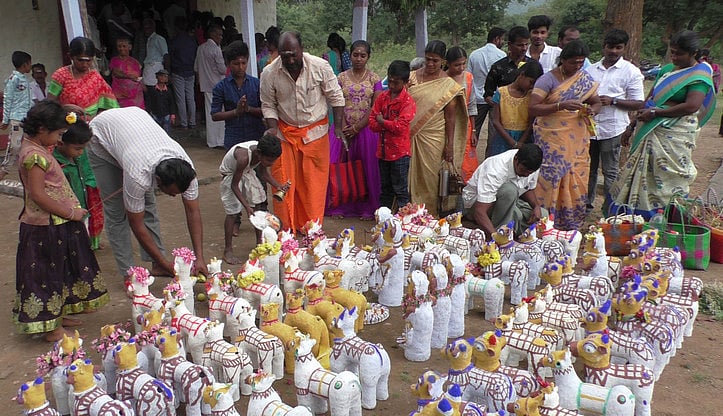 கால்நடை உருவ பொம்மைகள் வைத்து கிராம மக்கள் வழிபாடு