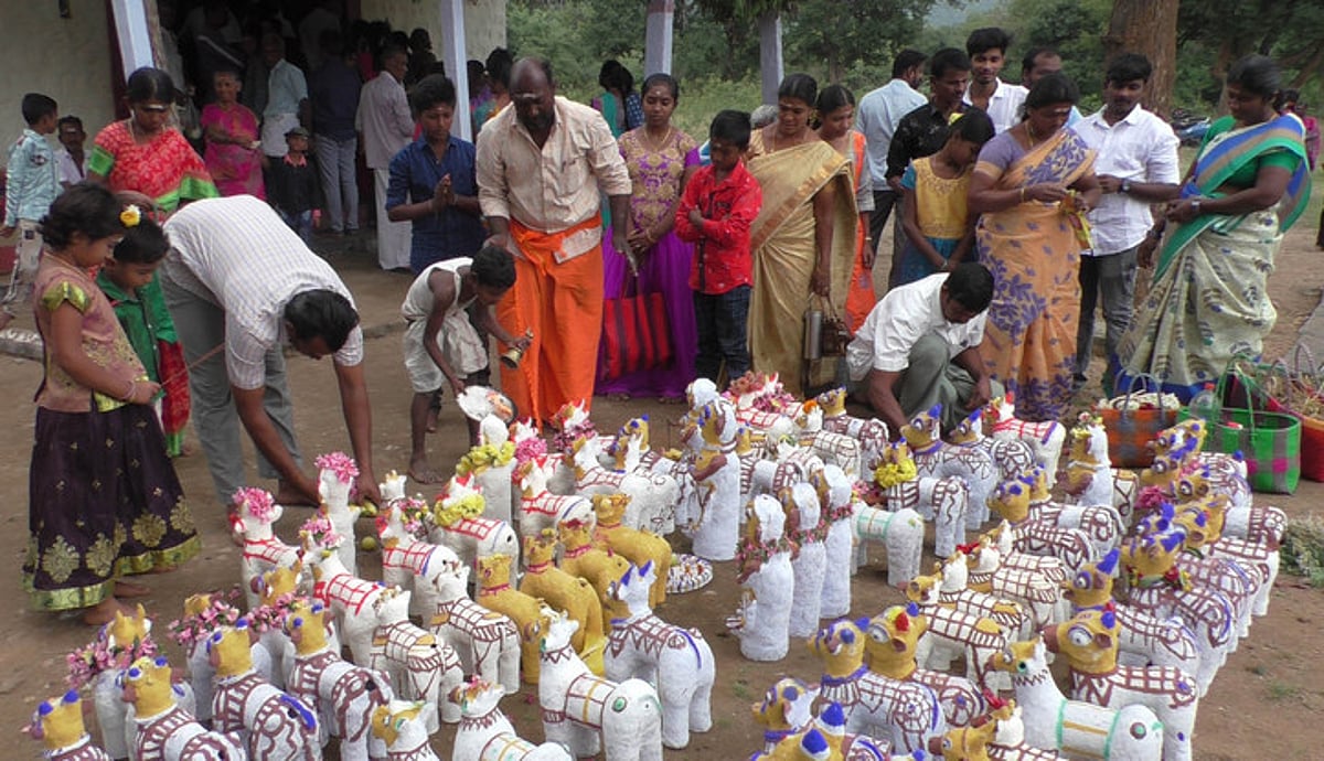 கால்நடை உருவ பொம்மைகள் வைத்து கிராம மக்கள் வழிபாடு